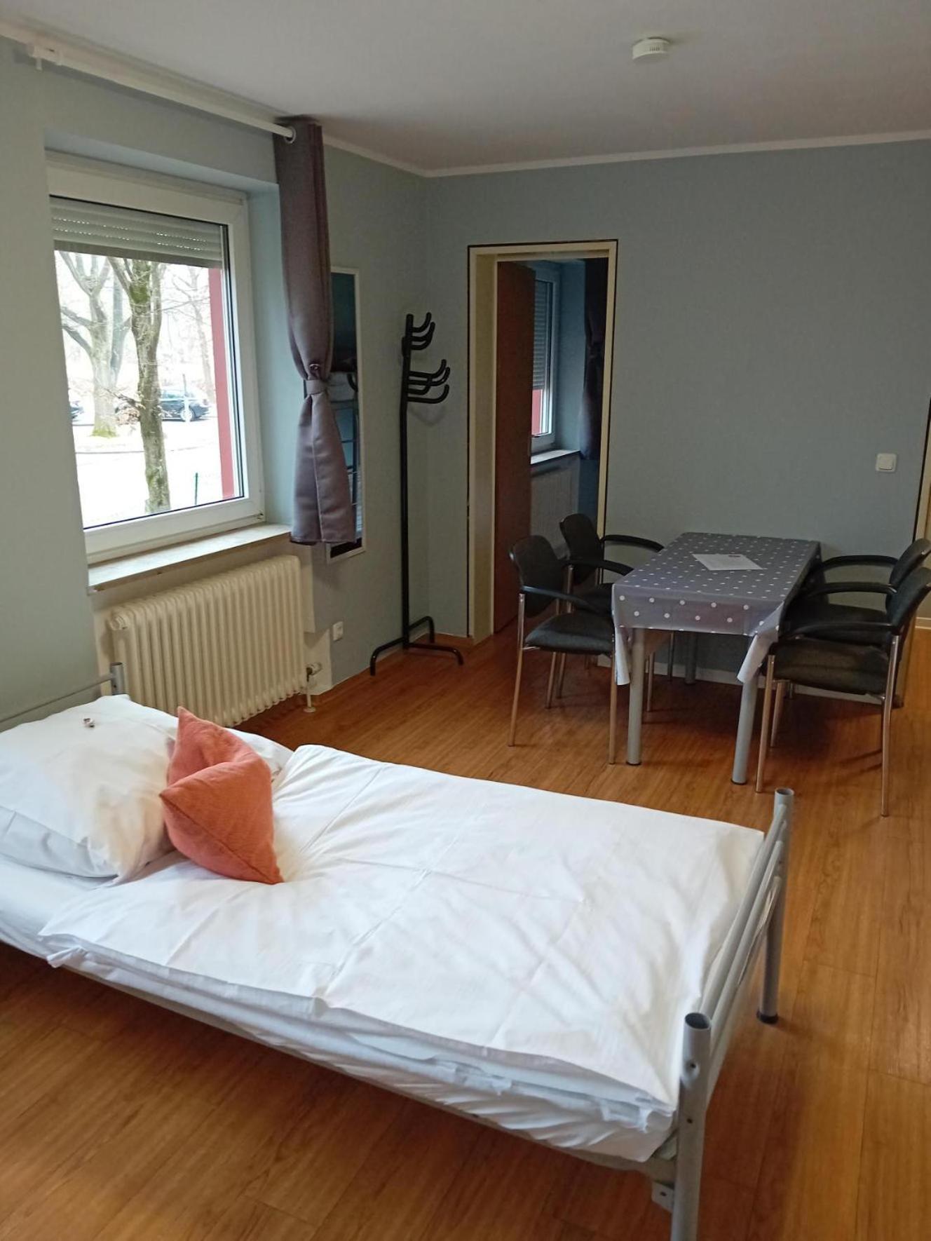 1, 2, Sleep Hostel Nuernberg Messe Bagian luar foto